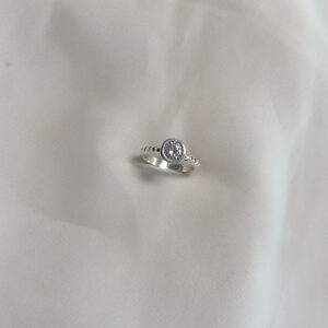 Anillo solitario labrado con zircon