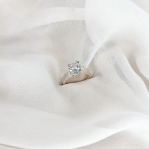 Anillo solitario de zircones y zircon medio