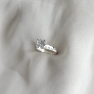 Anillo solitario de zircones y zircon medio