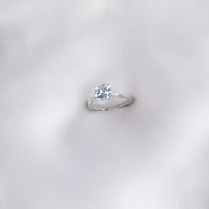 Anillo solitario redondo con zircones alrededor