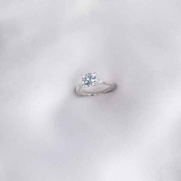 Anillo solitario redondo con zircones alrededor
