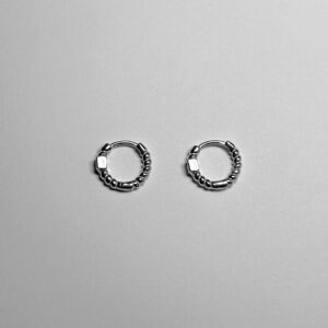 Argolla pequeña de bolitas y zircon cuadrado