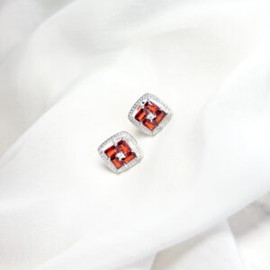 Arete abrillantado cuadrado con zircones de varios colores