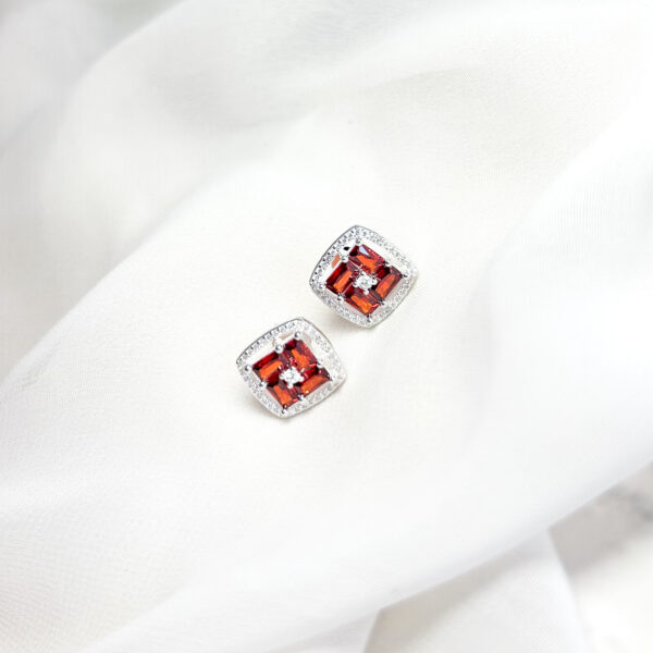 Arete abrillantado cuadrado con zircones de varios colores
