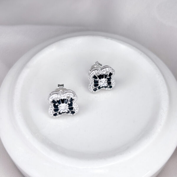Arete abrillantado en forma de flor con zircones interiores de varios colores - Imagen 2