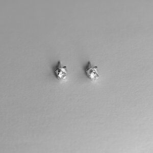 Arete de zircon en punto de luz redondo