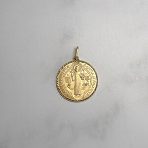 Dije de san benito grande en baño de oro