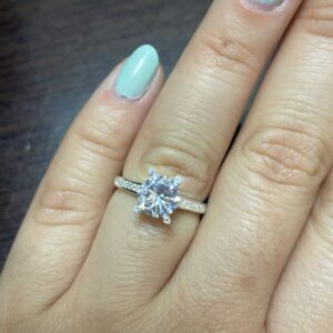 Anillo solitario en ovalo con zircones alrededor