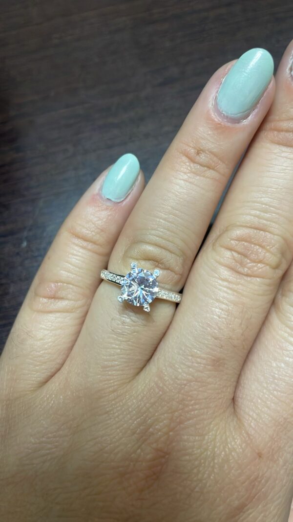 Anillo solitario en ovalo con zircones alrededor