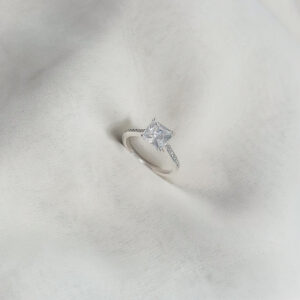 SOLITARIO FILA DE ZIRCONES CUSHION CUT