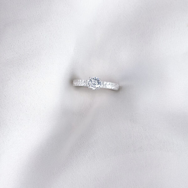 Anillo Solitario de filas de zircones finos estiloredondo tallas 6 y 7