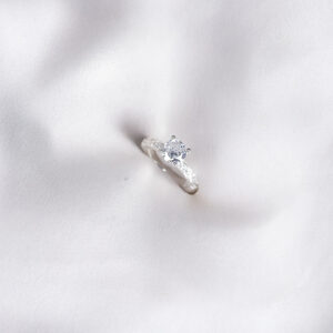 Anillo Solitario estilo redondo con lineas curvas alrededor y zircones tallas 6 y 7