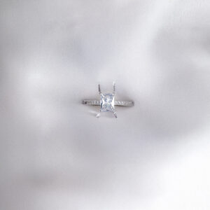 Anillo Solitario fila de zircones finos con zircon estilo esmeralda tallas 6 y 7