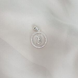 Dije de letras con zircones y circulo de zircon alrededor