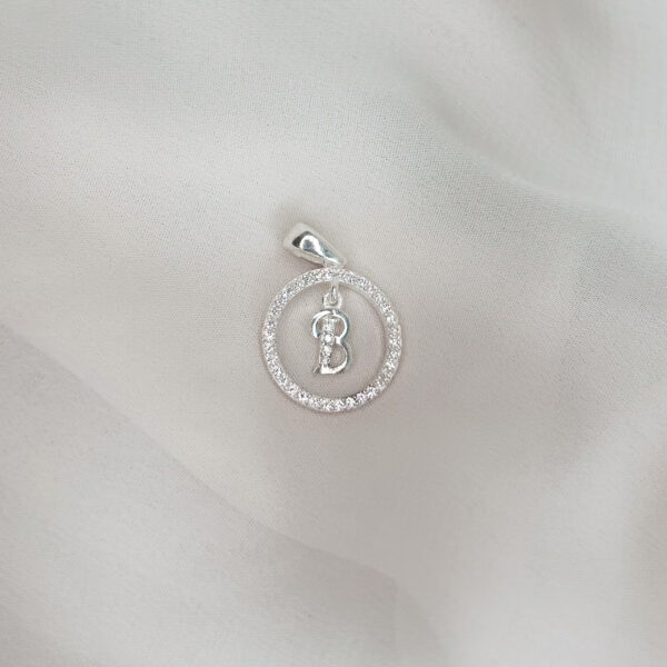 Dije de letras con zircones y circulo de zircon alrededor