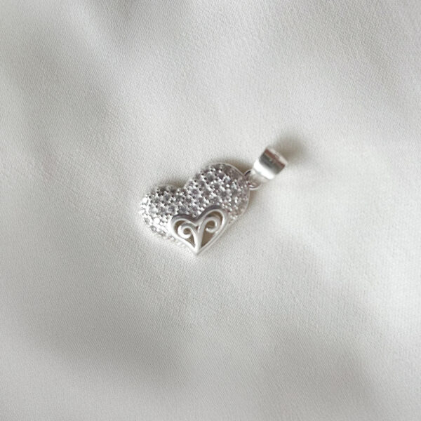 Dije de doble corazon con zircones de varios colores