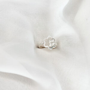 ANILLO DE FLOR HUECA CON ZIRCONES 6 Y 7