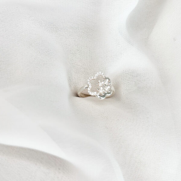 ANILLO DE FLOR HUECA CON ZIRCONES 6 Y 7