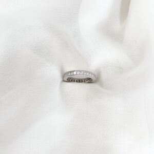 ANILLO RODINADO LABRADO EN PUNTOS Y RODEADO DE ZIRCONES TALLAS 6 Y 7
