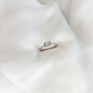 SOLITARIO RODINADO CON ZIRCON RECTANCULAR PEQUEÑO