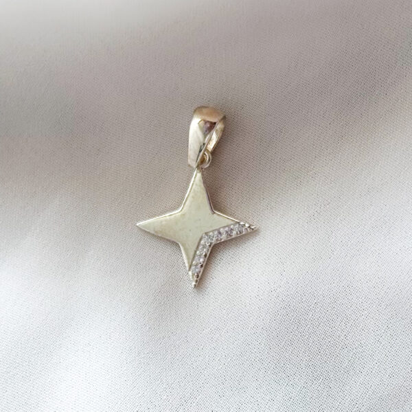 ESTRELLA CON FILA DE ZIRCONES