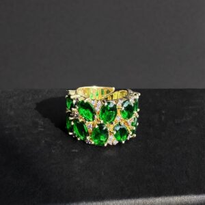 ANILLO ANCHO BAÑADO EN ORO CON PIEDRA ESMERALDA