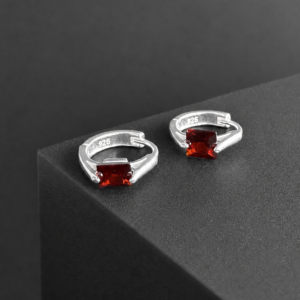 ARGOLLA CUADRADA CON ZIRCON, COLORES ROJO, BLANCO Y NEGRO