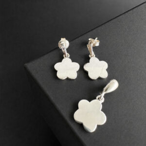 ARETE Y DIJE DE FORMA DE FLOR PLANA