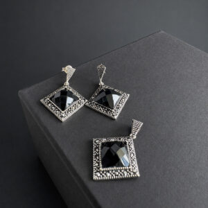 ARETE Y DIJE CUADRADO CON MARQUESITA Y PIEDRA ONIX