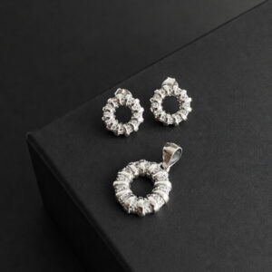 ARETE Y DIJE DE FORMA DE CORONA CON BARRITAS DE ZIRCONES